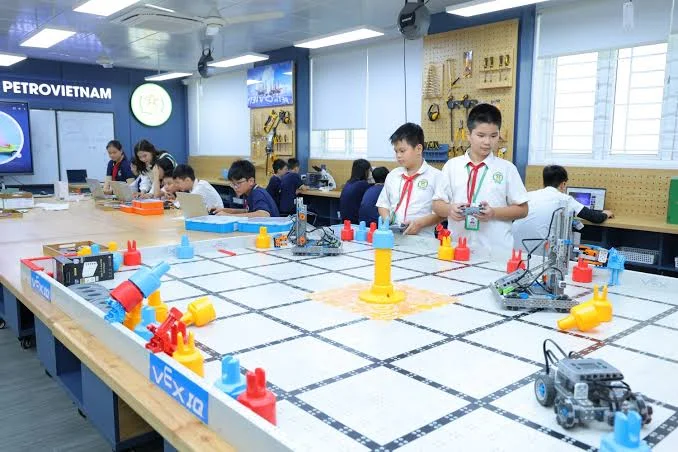 Vận dụng Văn kiện Đại hội XIV của Đảng vào việc dạy môn “Thực tiễn và kinh nghiệm xây dựng, phát triển Thành phố Hồ Chí Minh” theo mô hình “giảng viên và người học đồng kiến tạo tri thức, giá trị mới”